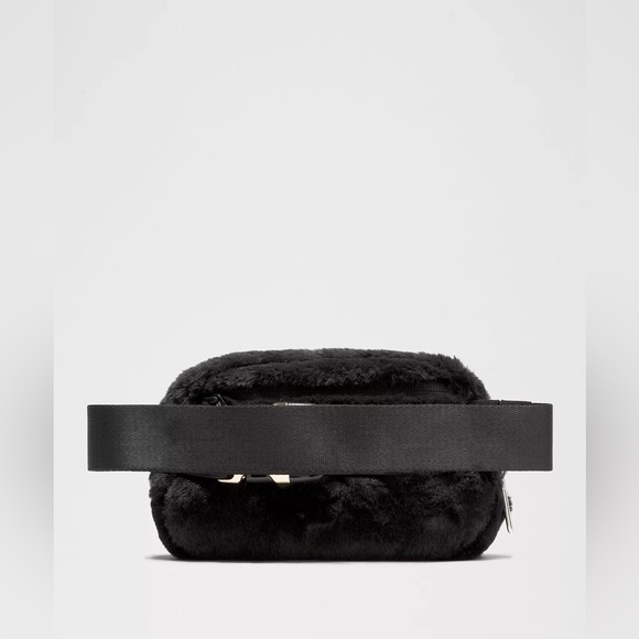 Lululemon Everywhere Belt Bag Plush Fleece Colour‎ Black/Gold - Picture 2 of 8